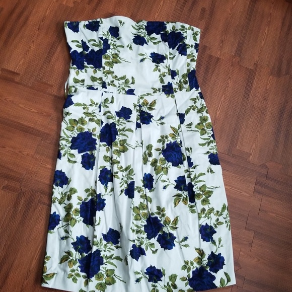 Forever 21 Dresses & Skirts - Forever21 strapless floral dress Forever 21 Dresses & Skirts - Forever21 strapless floral dress